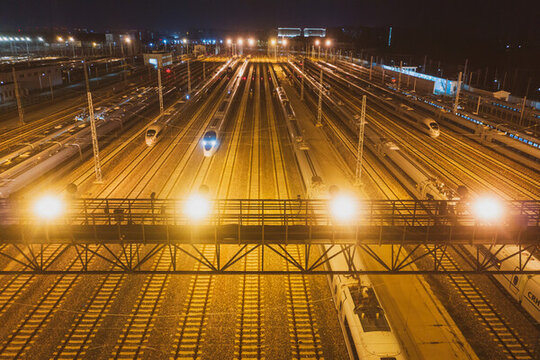俯拍動(dòng)車(chē)運(yùn)用所高鐵列車(chē)夜景