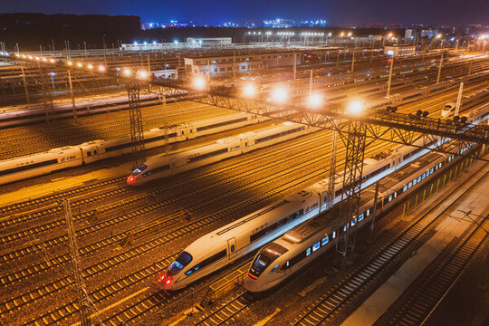 俯拍動(dòng)車運(yùn)用所高鐵列車夜景