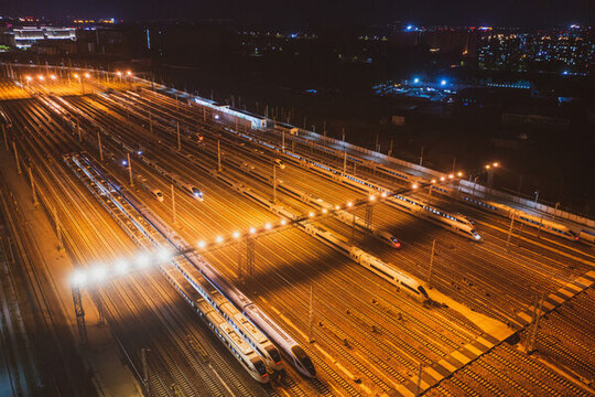 俯拍動(dòng)車運(yùn)用所高鐵列車夜景