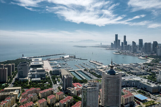 航拍青島灣區(qū)現(xiàn)代建筑景觀