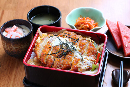 豬排飯?zhí)撞? style=