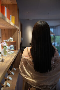 室內(nèi)少女背影