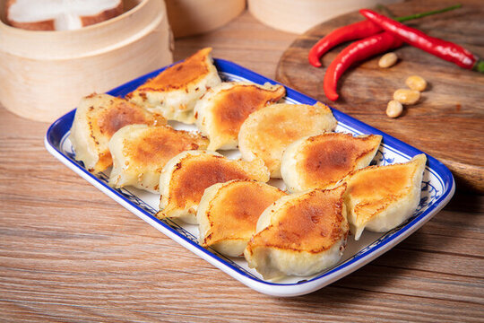 煎餃手工生煎餃現(xiàn)包餃子