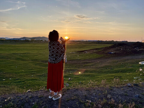 托起朝陽