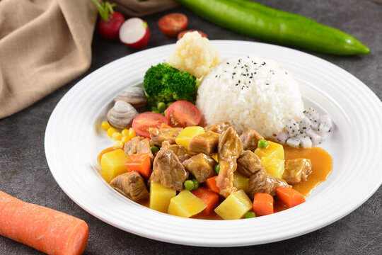 秘制咖喱牛肉蓋飯