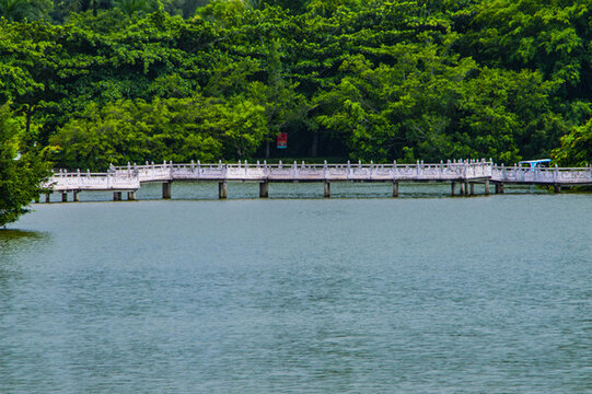 湖水廊橋