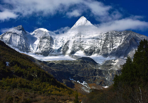 高原雪山風光
