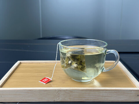 一杯茶托盤上