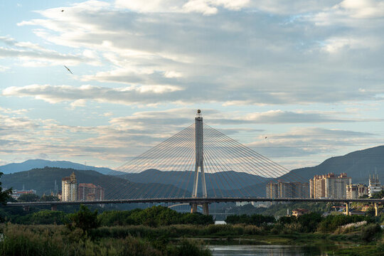 多云的天空映襯下的瀾滄江大橋