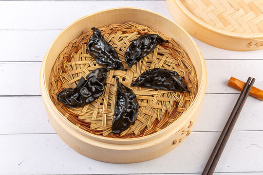 黑色的墨魚(yú)蒸餃