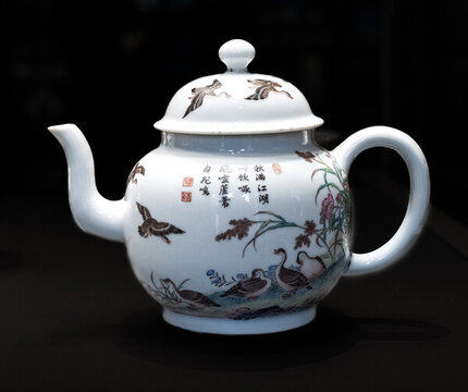 琺瑯彩題詩(shī)蘆雁紋茶壺