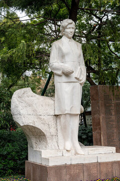 上海静安公园女教师雕像
