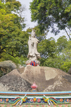 日光巖寺懸崖上的觀世音雕塑