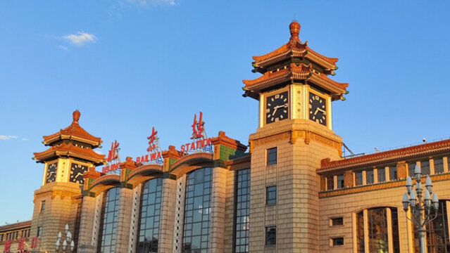 夕陽下的北京站特寫