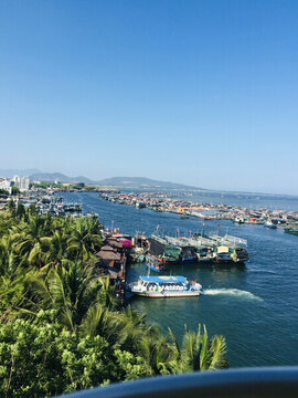 碧海藍天漁船海域