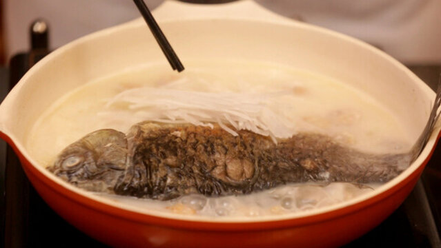 奶白濃湯鯽魚湯