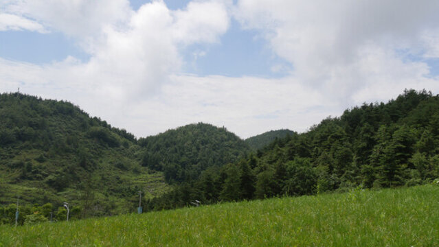 藍(lán)天白云下的青山