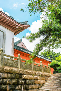 藍(lán)天白云紅墻黑瓦寺廟大華興寺