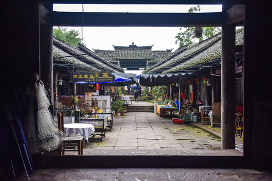 四川樂(lè)山大佛山腳建筑