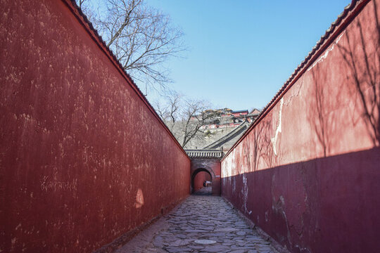 山西五臺(tái)山寺廟紅墻