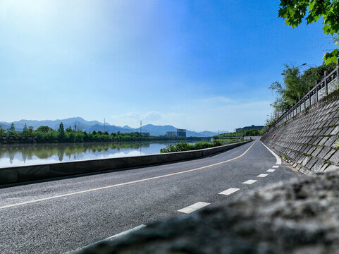 現(xiàn)代公路與河流