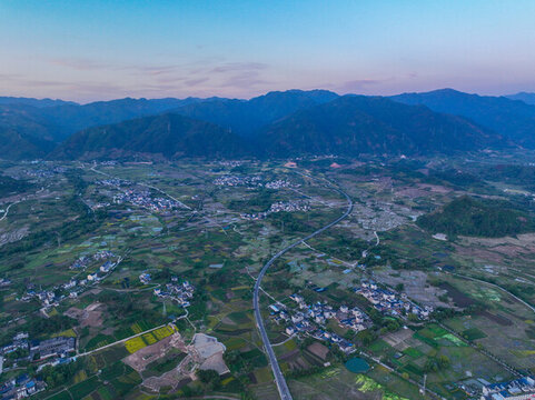 日落下的城鎮(zhèn)與河流航拍