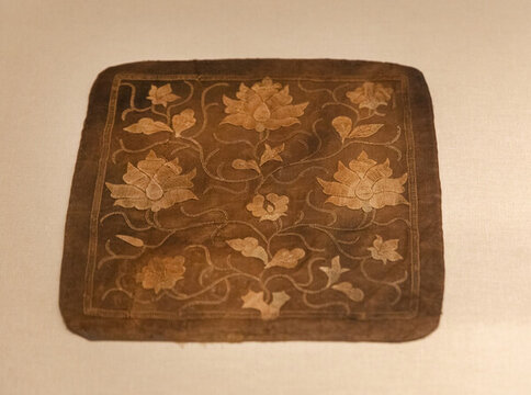元代緞地刺繡花卉紋枕頂