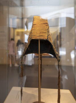 藍(lán)地團(tuán)窠花卉紋錦帽