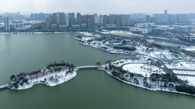 航拍安徽合肥翡翠湖雪景