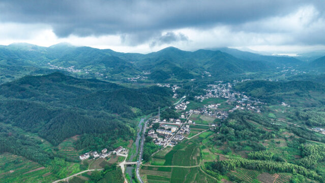 航拍山地中的村落