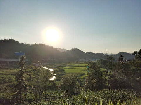 太陽與青山