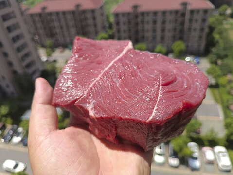 一塊鮮黃牛肉