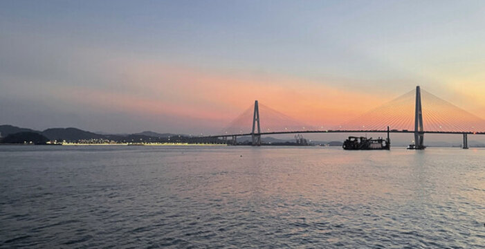 落日余暉中的跨海大橋