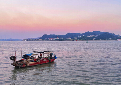 夕陽(yáng)下的漁船