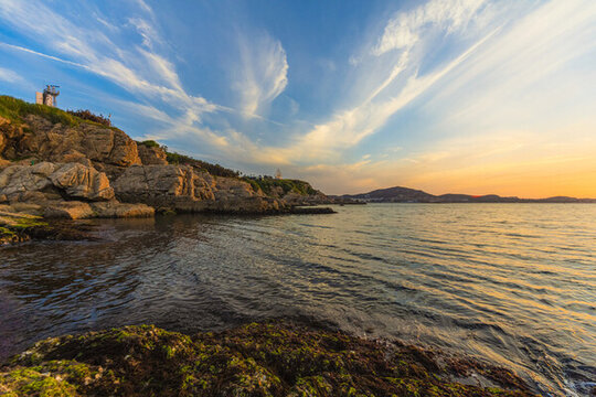威海海邊礁石夕陽