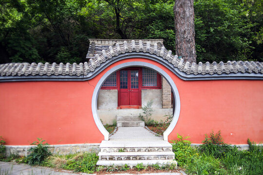 北京門頭溝區(qū)紅色圍墻里的廟宇