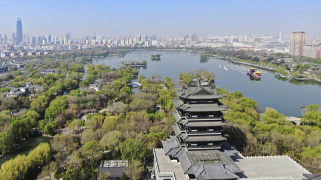 山東濟(jì)南大明湖超然樓航拍春天