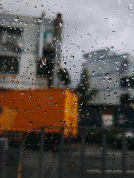 窗外的雨景