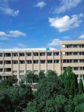 藍(lán)天白云高樓
