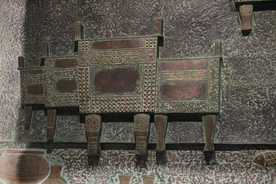 青銅鼎浮雕