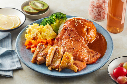 黑椒豬扒雞扒飯