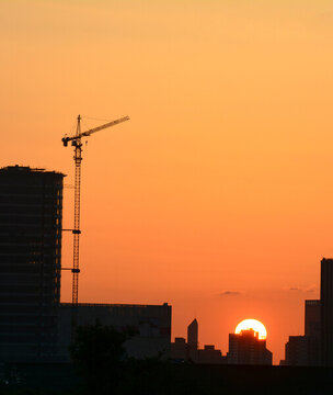 城市夕阳余晖剪影