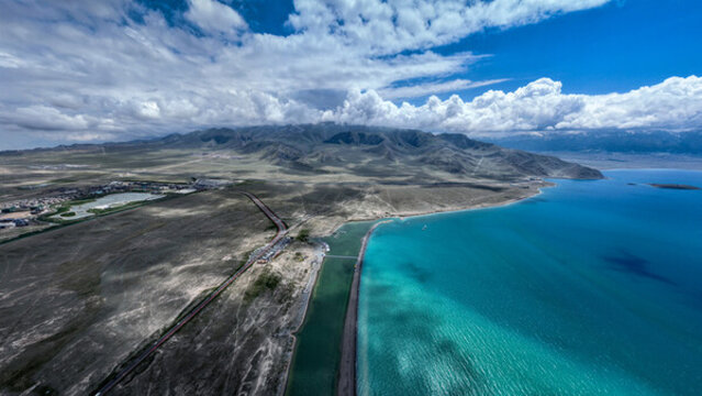 賽里木湖公路與湖面