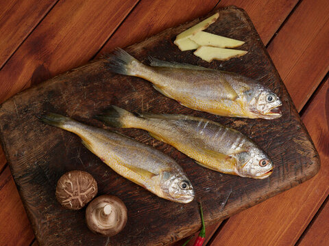 案板上的小黃魚