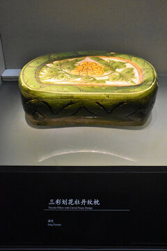牡丹紋瓷枕