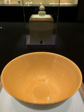 黃釉大碗