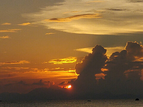 海邊夕陽落日余暉黃色色背景