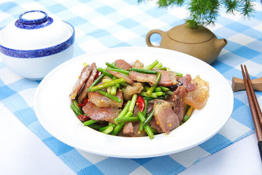 美味的火腿炒蒜苔