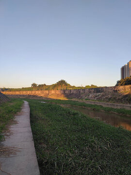 城市邊緣小溪流