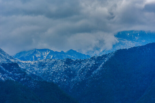 山區(qū)雪景